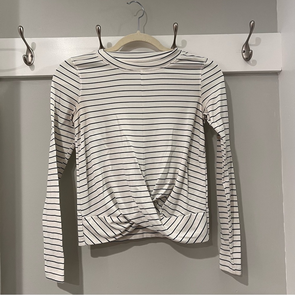Old Navy Active Relaxed Breathe ON Twist-Hem Cropped Top